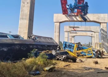 Tailandia: 25 personas mueren al desplomarse una grúa en un tren que transportaba turistas