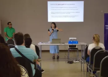 Docentes y actores educativos participan en una capacitación sobre mediación y convivencia escolar