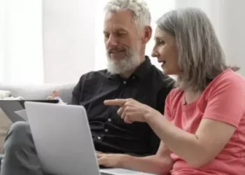 Lanzan curso de alfabetización en inteligencia artificial para mayores de 50 años