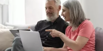 Lanzan curso de alfabetización en inteligencia artificial para mayores de 50 años