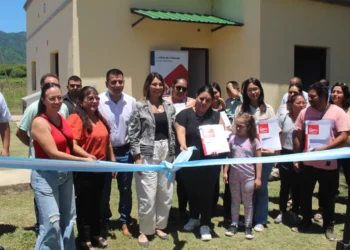 Aguaray: Se entregó viviendas