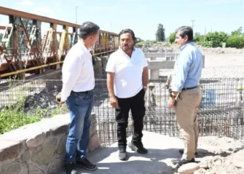Sáenz supervisó el avance de los nuevos puentes sobre el río Vaqueros y la obra de circunvalación