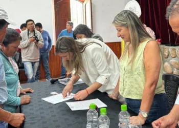 Luracatao y Cachi: Familias recibieron las escrituras de propiedad de sus terrenos