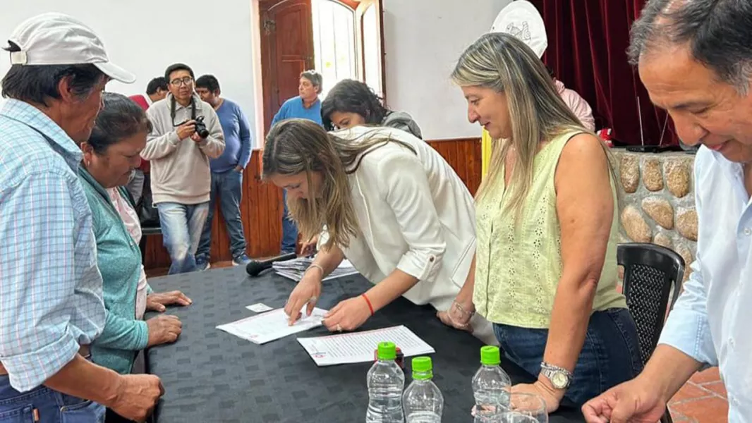 Luracatao y Cachi: Familias recibieron las escrituras de propiedad de sus terrenos