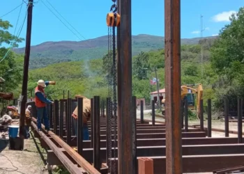 Vialidad de Salta construye un tercer tramo del puente Bailey que conecta Los Toldos con Bolivia