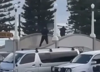 Masacre en Australia: La policía imputó al autor del tiroteo en Bondi Beach por terrorismo y 15 cargos de asesinato