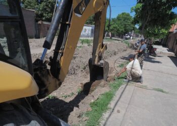Orán: Avanza con nuevas obras de cordón cuneta para mejorar el drenaje y la seguridad vial