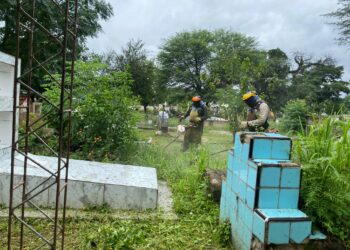 Aguaray: Trabajos de desmalezado en el cementerio
