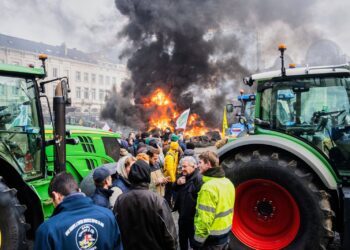 Agricultores sacaron los tractores a la calle para oponerse al acuerdo Mercosur-Unión Europea