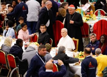 León XIV recuerda a Francisco y pide escuchar el grito de los pobres