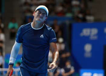 Báez perdió ante Alcaraz, que se torció el tobillo pero ganó igual