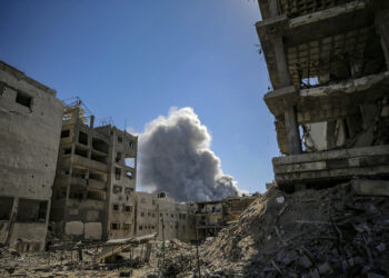 Israel bombardea Gaza mientras Hamas sigue analizando el plan de paz de Trump