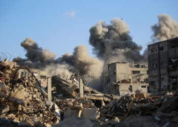 El Ejército israelí reanudó el alto el fuego tras bombardear Gaza