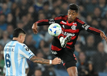 La ilusión de Racing chocó con Rossi y la mala fortuna de la ida