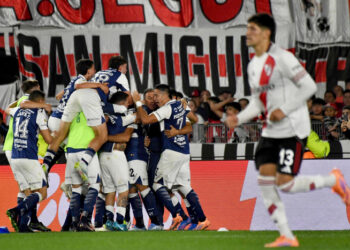 River perdió y sonó el que se vayan todos en una noche de escándalo