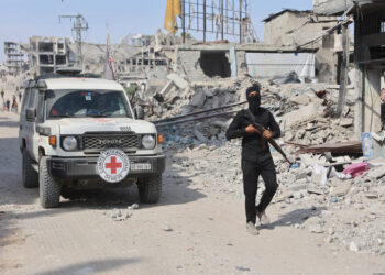 Israel identifica a tres rehenes muertos y devuelve 45 cuerpos de palestinos