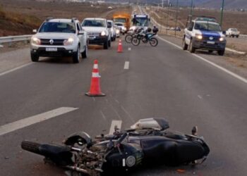 Choque en Circunvalación Oeste: un auto embistió a una moto cerca de Ruta 28