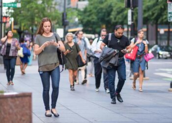 Caminar mirando el celular: un hábito cotidiano que esconde riesgos para la salud