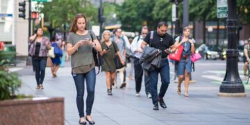 Caminar mirando el celular: un hábito cotidiano que esconde riesgos para la salud