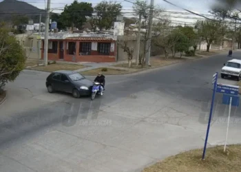 Barrio Universitario: un niño salió despedido tras violento choque entre una moto y un auto