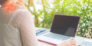 Dolor de cuello por tecnología: fortalecer, no estirar, es la clave