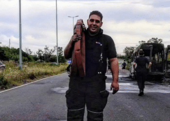 Un bombero que combatía un incendio murió atropellado