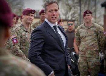 El secretario del Ejército de Estados Unidos visitará Ucrania para avanzar en el plan de paz propuesto por Donald Trump