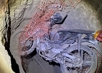 Vecino intenta rescatar a motociclista y ambos caen en un pozo en Córdoba