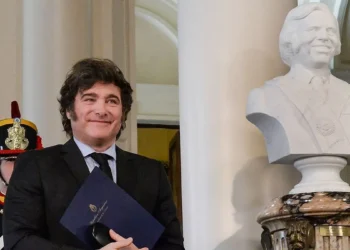 Eduardo Menem trazó un paralelismo entre Javier Milei y su hermano Carlos Menem, afirmando que el actual presidente toma medidas que el expresidente habría adoptado.