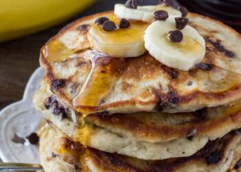 Pancakes de banana y chocolate: el desayuno más esponjoso y tentador