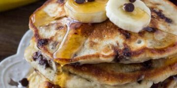 Pancakes de banana y chocolate: el desayuno más esponjoso y tentador