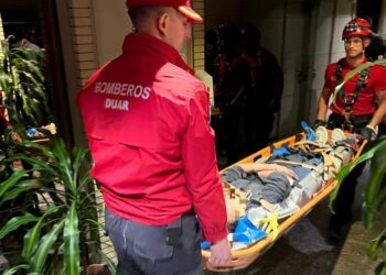 Mujer de 32 años sufre graves heridas al caer desde un tercer piso en Córdoba al rescatar a su gato