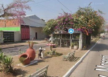 “Esto lo mantenemos nosotros”: fuerte denuncia de un vecino por el abandono del templete en avenida Mosconi y Juan Manuel de Rosas