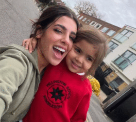 Valentina Cervantes enterneció las redes con una foto junto a su hija Olivia tras regresar a Londres
