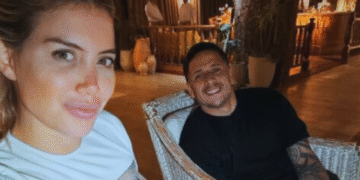 La romántica postal de Wanda Nara y Martín Migueles en Punta del Este: besos, familia y calma en Navidad