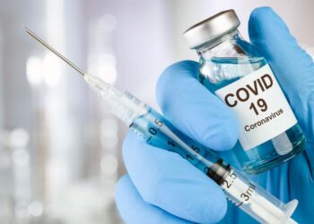 Italia: tribunal reconoce vínculo entre vacuna COVID y efecto neurológico raro