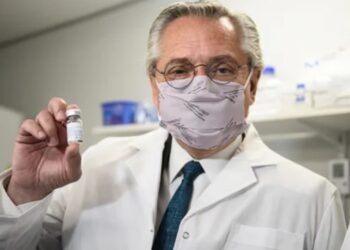 Jubilado reclama $152 millones a AstraZeneca y cuestiona ley que ampara a laboratorios