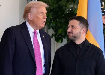 Donald Trump presiona a Zelensky para buscar un acuerdo con Rusia y sostiene que está en contacto con líderes de Europa