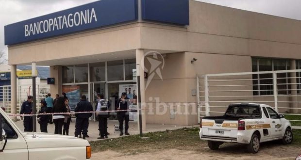 Robaron 1 millón de pesos en la puerta de un banco