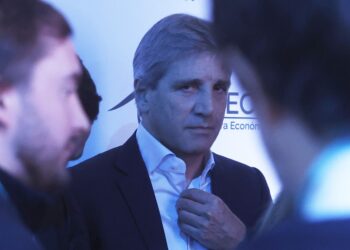 ⚡ Caputo adjudica “pilas gigantes” a su primo y duplica el costo de la energía en dólares