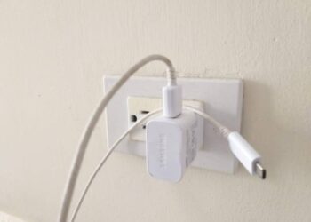 ⚡ Los riesgos ocultos de dejar el cargador del celular siempre enchufado