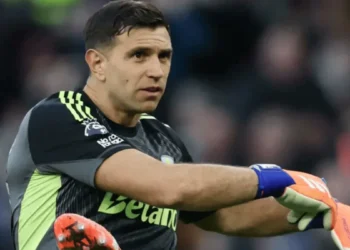 Dibu Martínez se lesionó en el calentamiento del Aston Villa