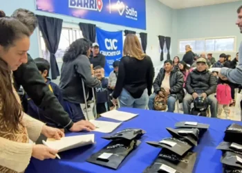 La Municipalidad de Salta entregó 35 pares de anteojos a vecinos en barrio Gauchito Gil