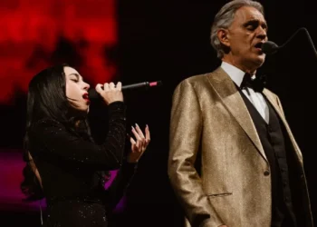 Nicki Nicole se emocionó al cantar “Vivo per lei” junto a Andrea Bocelli en San Isidro