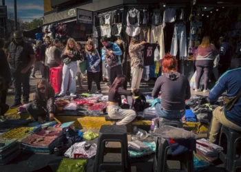 Brecha salarial en CABA: los trabajadores informales ganan casi 40% menos que los registrados