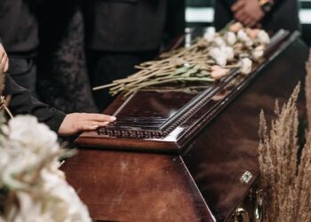 «Estoy vivo»: joven de 22 años apareció en su propio funeral