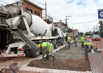 Obras en el centro: La Municipalidad avanza con la renovación de calzada en la Avenida Jujuy
