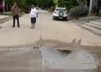 Vecinos de Villa Güemes reclaman por una importante pérdida de agua potable que lleva más de diez días