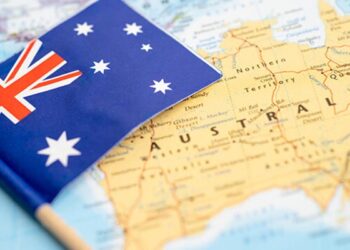 Australia convierte la inmigración en motor económico, mientras Europa enfrenta tensiones y crisis sociales