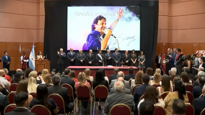 Luego de asumir como gobernador, Sáenz le tomó juramento a su gabinete